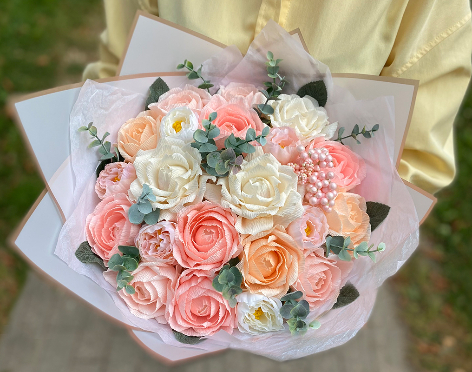 Букет из конфет «Ванильно-клубничный пломбир»