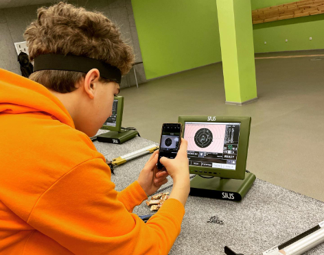 Тренировка в тире по стрельбе из пистолета и винтовки