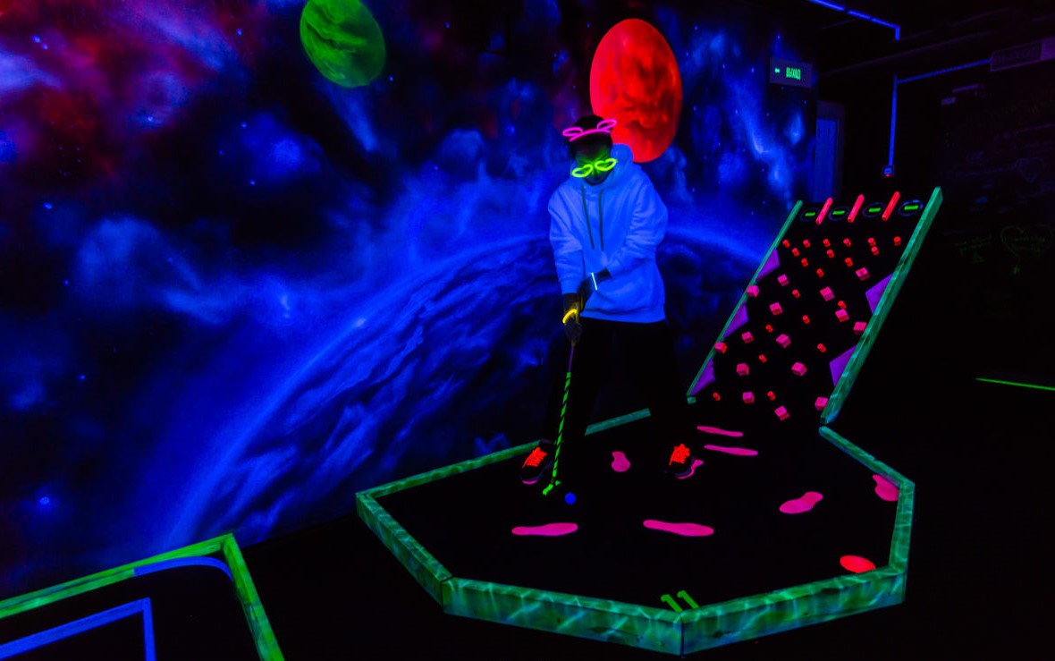 Посещение неонового мини-гольфа